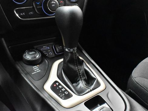 Used 2015 Jeep Cherokee Latitude w/ Cold Weather Group AWD/4WD image 21