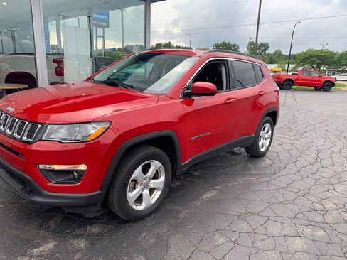 Used 2019 Jeep Compass Latitude w/ Popular Equipment Group AWD/4WD image 2