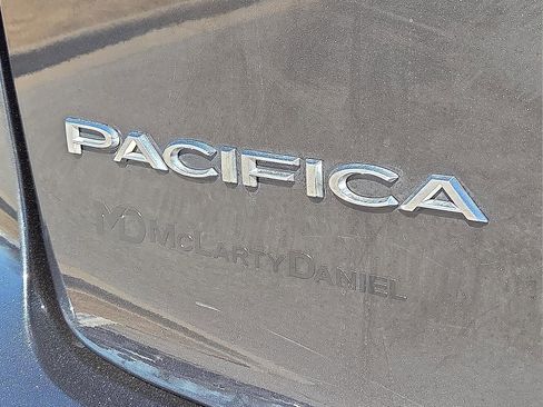 Used 2023 Chrysler Pacifica Touring-L image 9