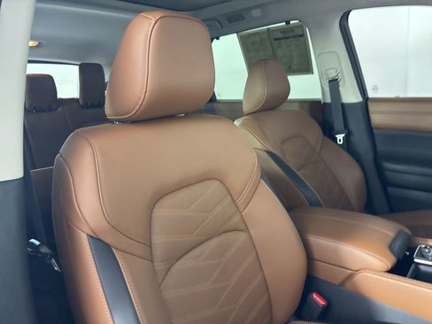Used 2025 Nissan Pathfinder Platinum AWD/4WD image 32