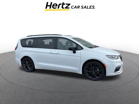 Used 2025 Chrysler Pacifica Limited image 1