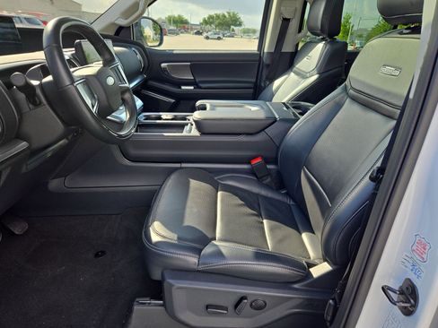Used 2025 Ford Expedition Platinum image 16