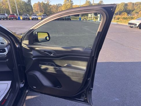 Used 2023 GMC Acadia SLT image 30