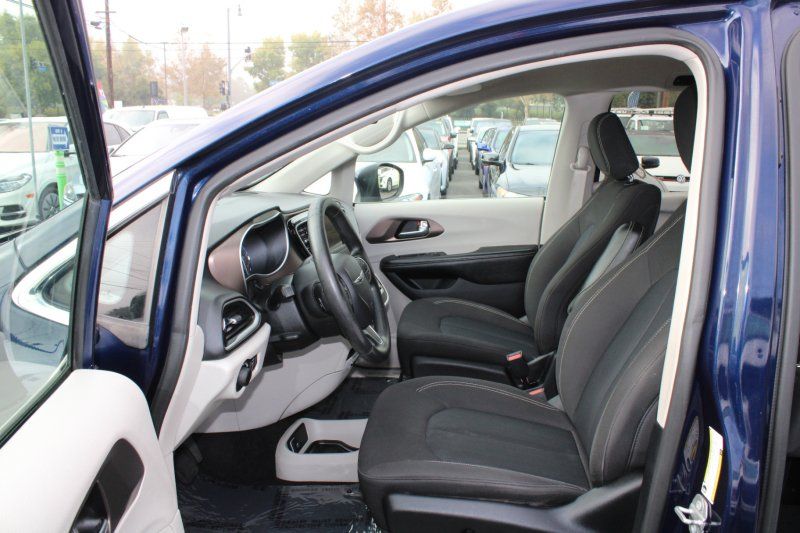 Used 2020 Chrysler Voyager LX FWD image 10