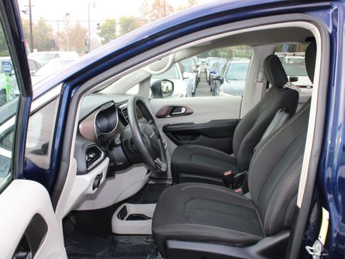 Used 2020 Chrysler Voyager LX FWD image 10