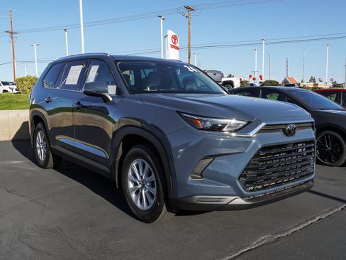 Used 2024 Toyota Grand Highlander AWD image 2