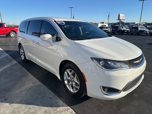 Used 2019 Chrysler Pacifica Touring Plus w/ Tire & Wheel Group image 4