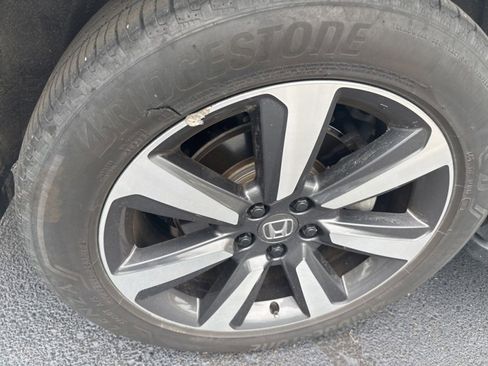 Used 2025 Honda Pilot Touring image 17