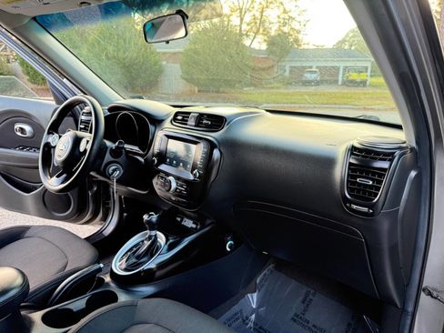 Used 2018 Kia Soul + image 18