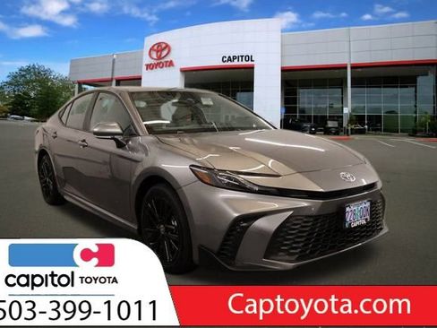 Certified 2025 Toyota Camry SE image 1