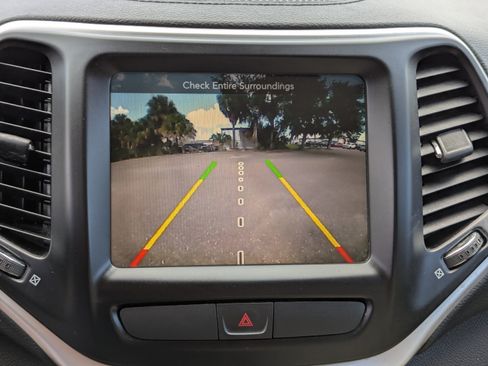 Used 2016 Jeep Cherokee Latitude w/ Comfort/Convenience Group FWD image 23