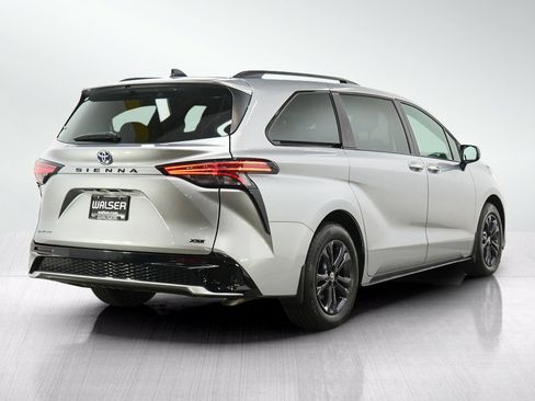 Used 2025 Toyota Sienna XSE AWD/4WD image 5