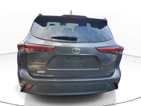 Used 2023 Toyota Highlander XLE FWD image 11
