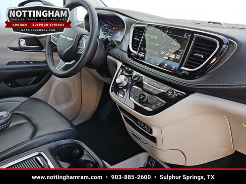 Used 2023 Chrysler Pacifica Touring-L FWD image 29