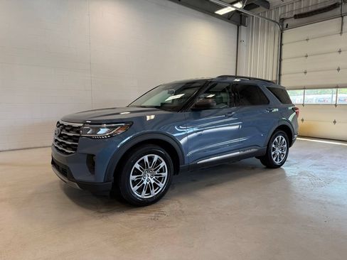 Certified 2025 Ford Explorer Active w/ Active Comfort Package AWD/4WD image 3