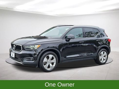 Used 2022 Volvo XC40 T5 Momentum image 3