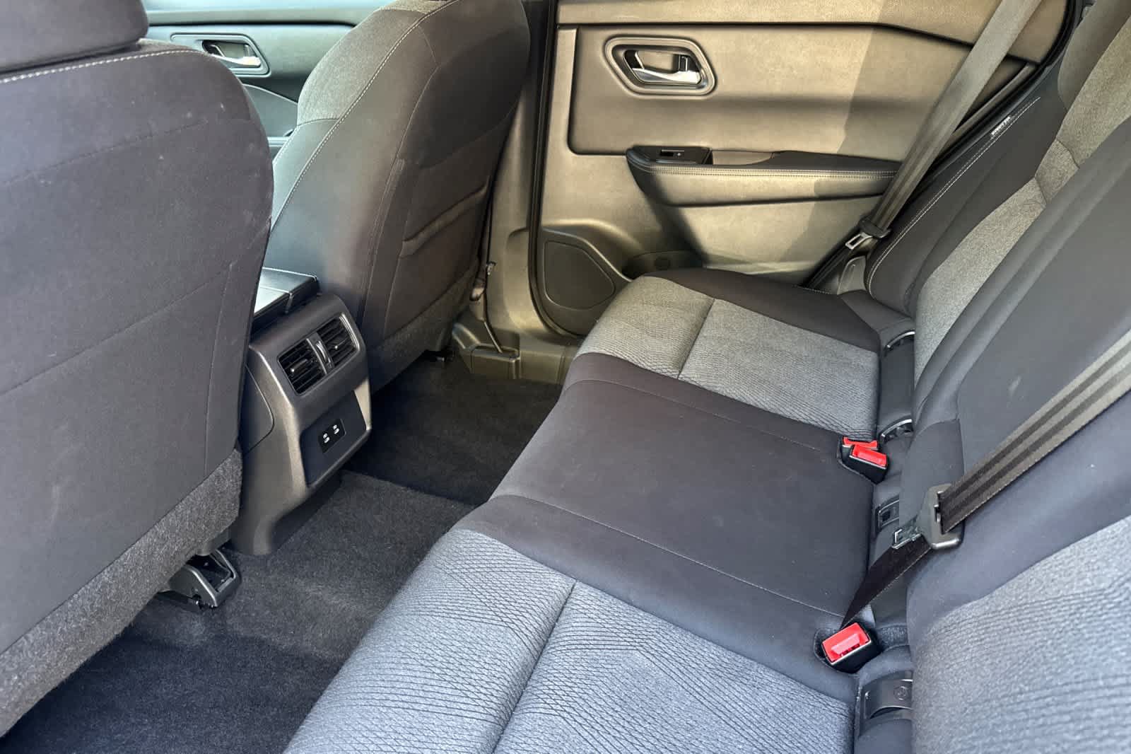 Used 2025 Nissan Rogue SV FWD image 4