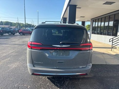 Used 2022 Chrysler Pacifica Touring-L FWD image 9