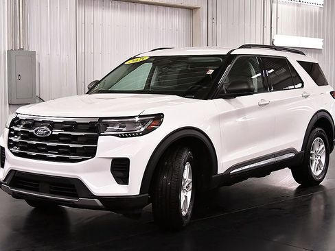 Used 2025 Ford Explorer Active AWD/4WD image 3