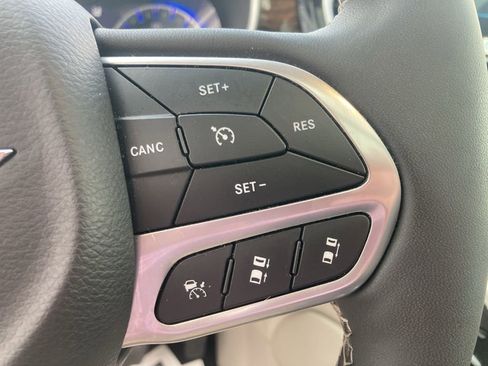 Used 2023 Chrysler Pacifica Limited FWD image 28