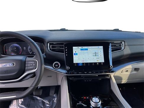 Used 2024 Jeep Wagoneer Base image 14