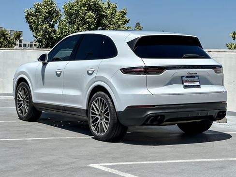Used 2023 Porsche Cayenne Platinum Edition AWD/4WD image 3