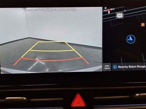 Used 2025 Hyundai Elantra SEL image 31