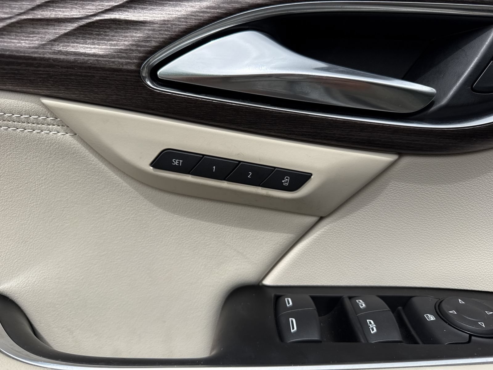 Used 2023 Buick Envision Avenir AWD/4WD image 21