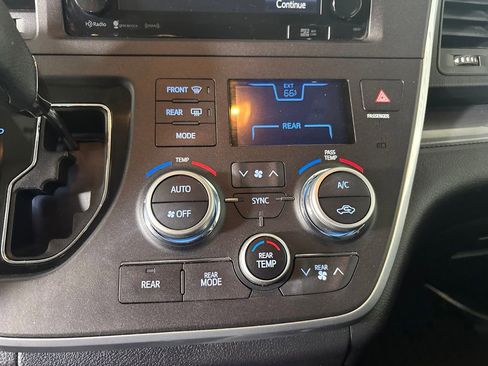 Used 2016 Toyota Sienna SE w/ SE Preferred Package FWD image 19
