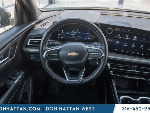Used 2025 Chevrolet Traverse LT FWD image 4