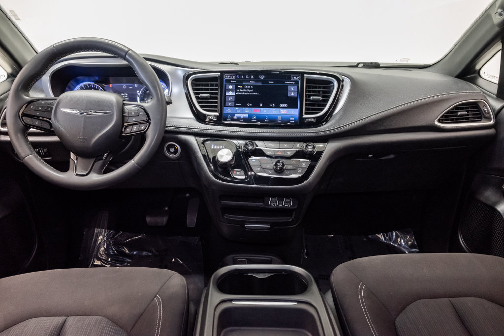 Used 2023 Chrysler Pacifica Touring FWD image 34