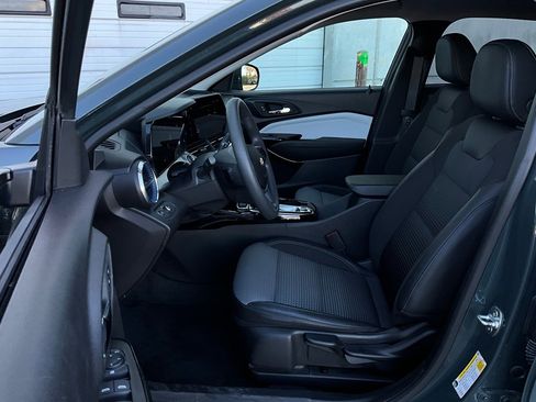 Used 2025 Chevrolet Trax LT image 10