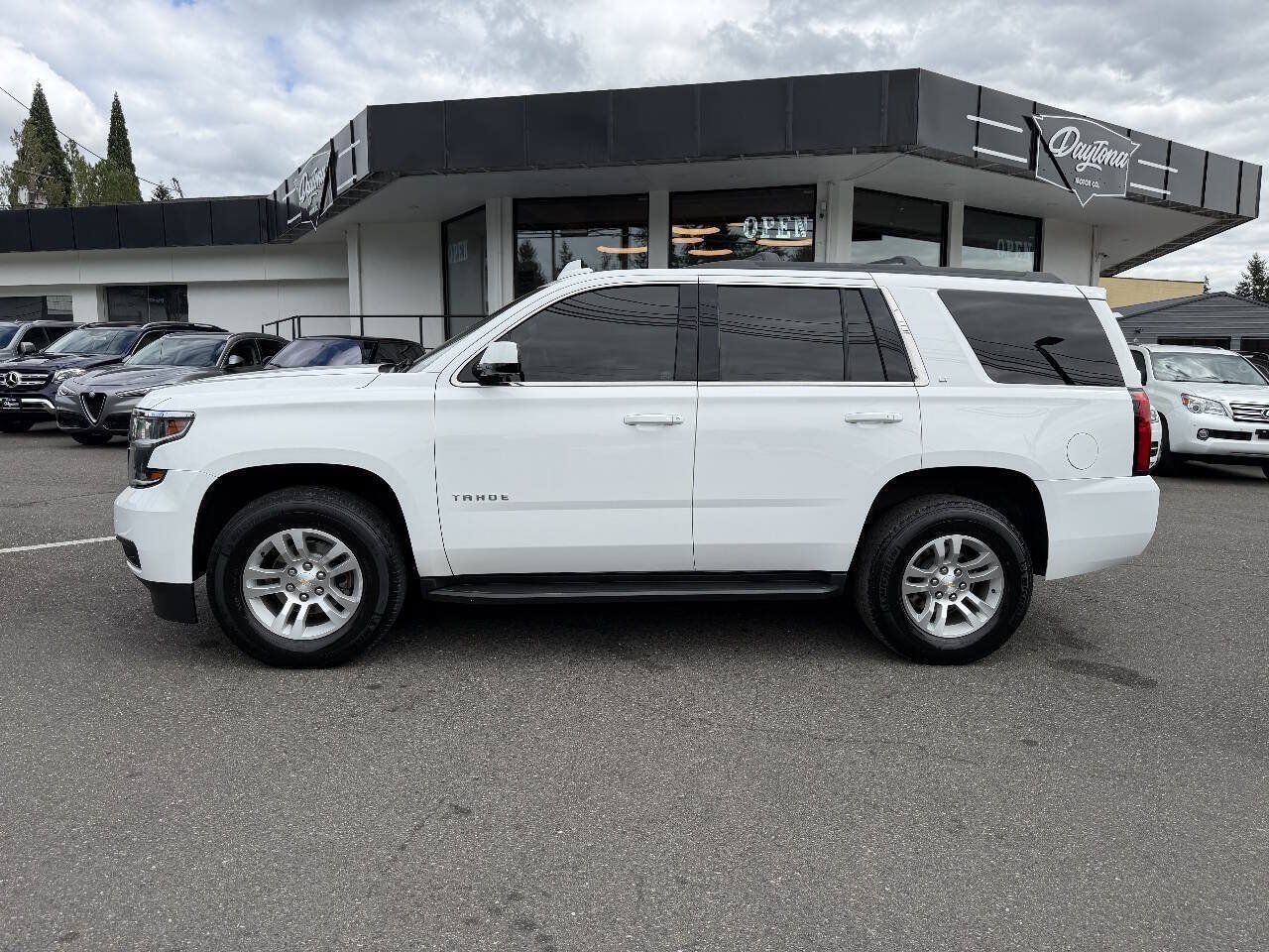 Used 2018 Chevrolet Tahoe LT w/ Luxury Package AWD/4WD image 2