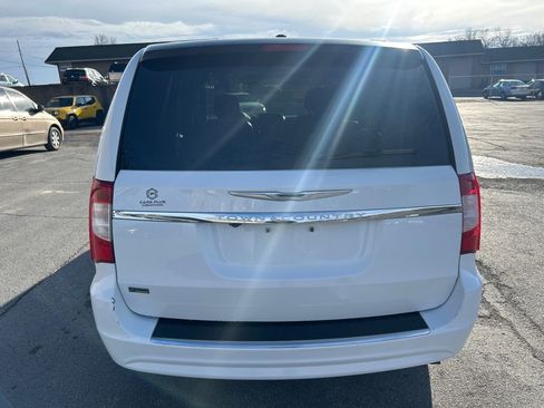 Used 2014 Chrysler Town & Country Touring image 7