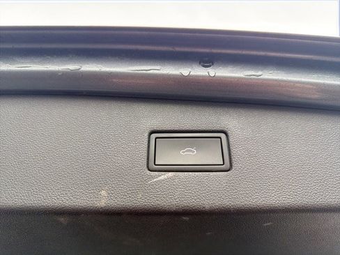 Used 2022 Volkswagen Tiguan SE image 40