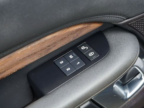 Used 2018 Land Rover Discovery HSE image 14