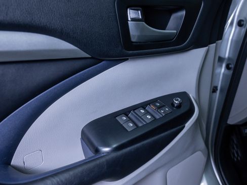 Used 2018 Toyota Highlander XLE image 19