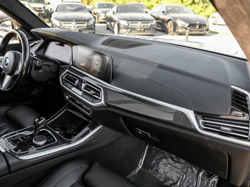 Used 2021 BMW X5 M50i image 10