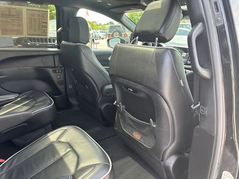 Used 2025 Chrysler Pacifica Limited FWD image 16