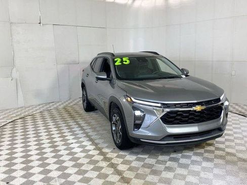 Used 2025 Chevrolet Trax LT FWD image 1
