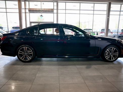 Used 2022 BMW 750i xDrive w/ Luxury Rear Seating Package AWD/4WD image 4