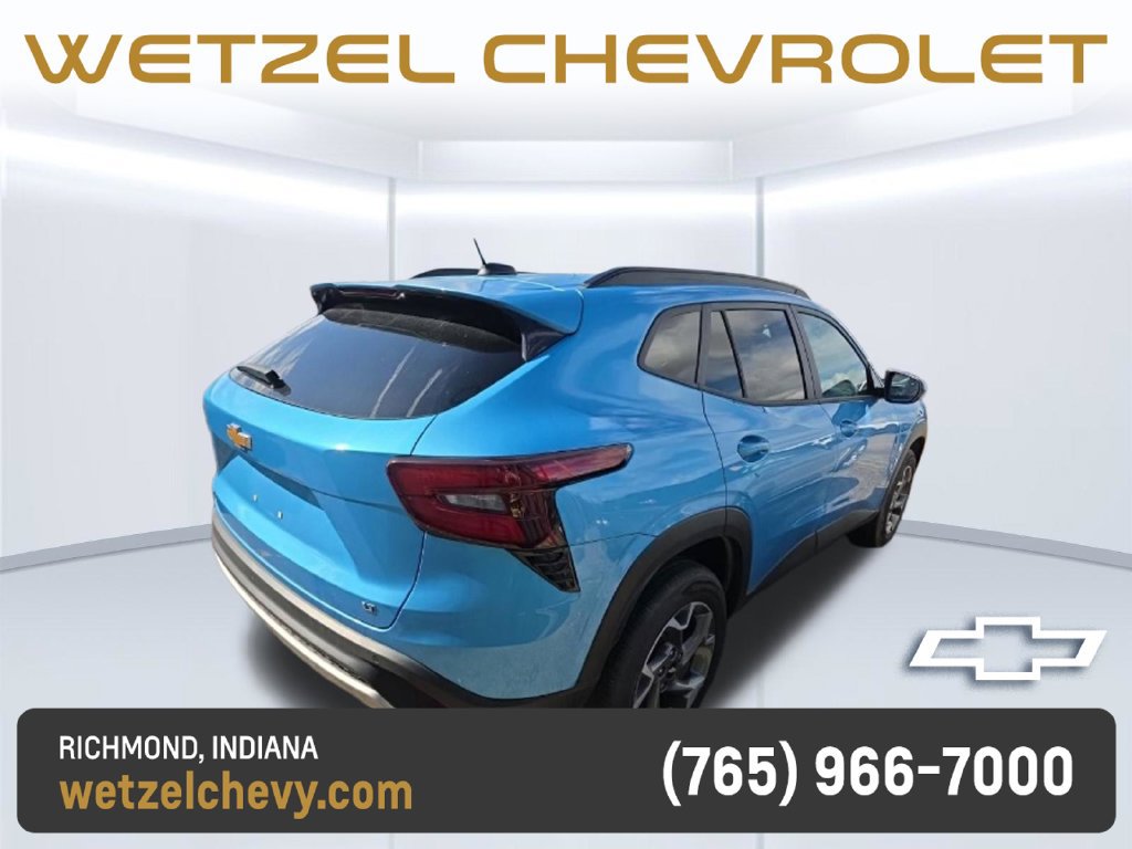 Used 2025 Chevrolet Trax LT w/ Driver Confidence Package FWD image 3