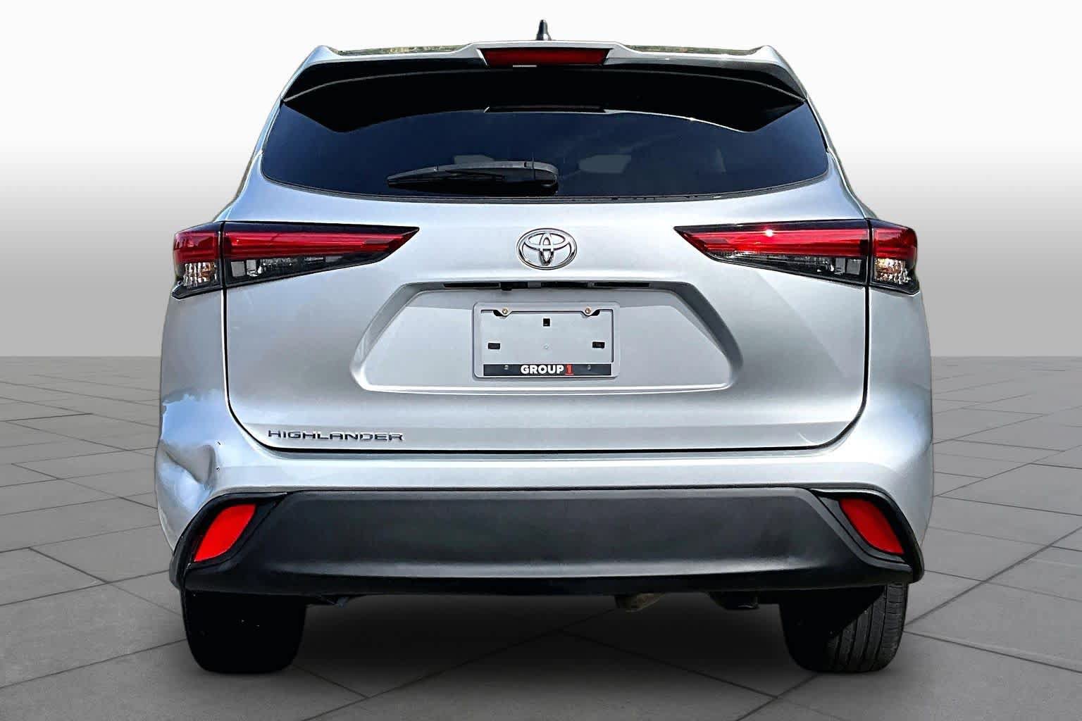 Used 2023 Toyota Highlander L FWD image 5