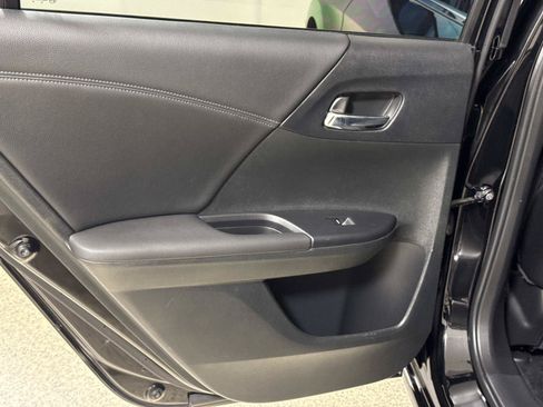 Used 2017 Honda Accord EX-L image 9