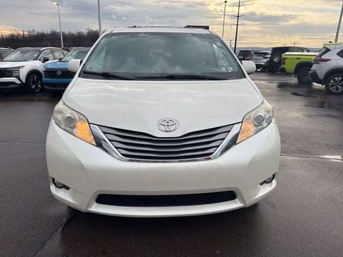 Used 2017 Toyota Sienna XLE w/ XLE Navigation Package image 2