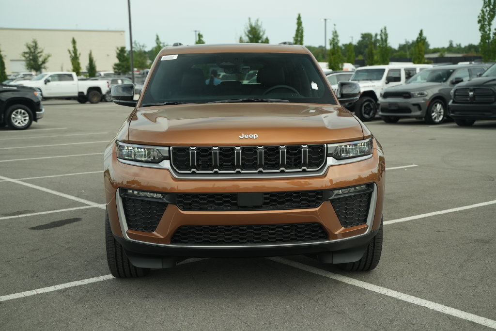 New 2026 Jeep Grand Cherokee Limited w/ MOPAR Finishing Package AWD/4WD image 2