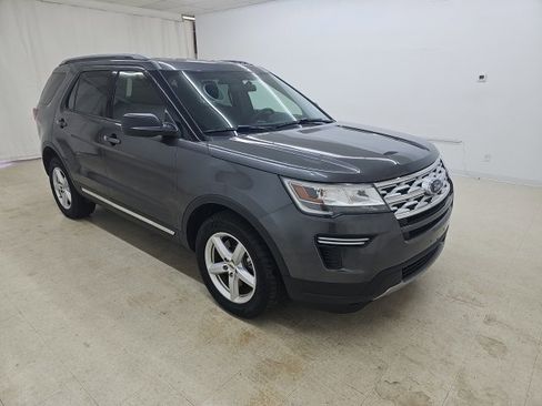Used 2018 Ford Explorer XLT image 3