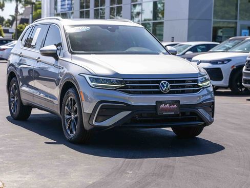 Used 2023 Volkswagen Tiguan SE w/ Panoramic Sunroof Package FWD image 3