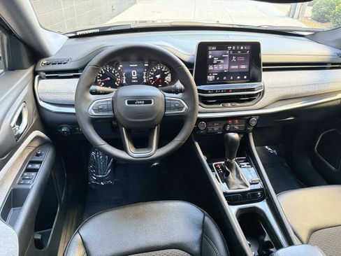 Used 2025 Jeep Compass Latitude AWD/4WD image 7