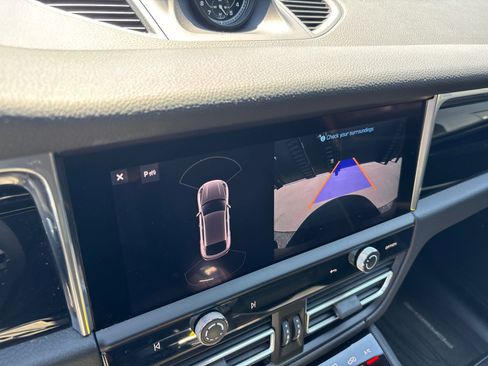 Certified 2025 Porsche Macan AWD/4WD image 31